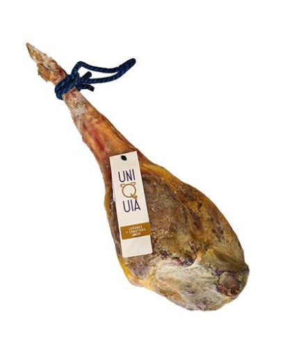 Šunka Serrano Reserva. Hmotnost mezi 7,5 a 8 kg.